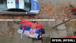 Policija Kosova u blizini kancelarije Opštinske izborne komisije u Severnoj Mitrovici, 6. decembar 2022.