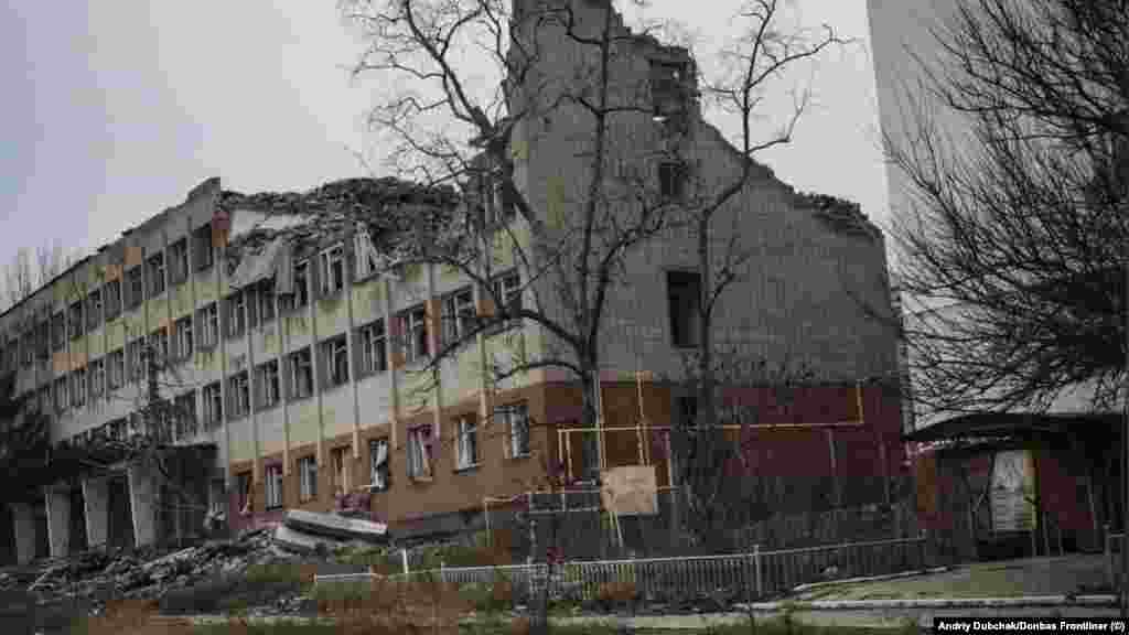 Ruinele unei clădiri din Bahmut. Aceste imagini au fost realizate de fotoreporterul Andrii Dubceak pe 18 decembrie pentru proiectul Donbas Frontliner, în timp ce luptele grele continuă în marginile Bahmutului, situat cam la 65 kilometri depărtare de Donețk.