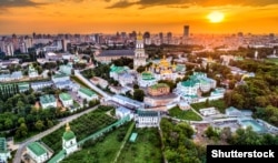 Києво-Печерська Лавра заснована у період України-Русі в 1051 році як печерний монастир за межами Києва. Мури довкола лаври збудував гетьман Іван Мазепа і ще довго після його смерті їх називали «мазепинськми мурами»