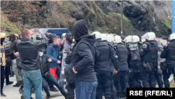 Приврзаници на десницата од Србија протестираат блиску до косовско-српската граница