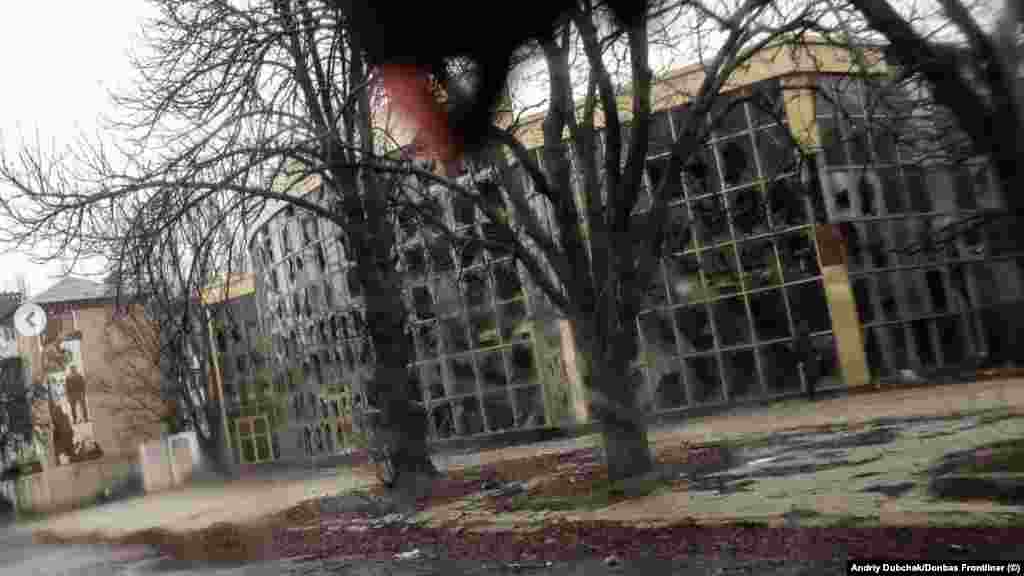 Ferestre sparte la o clădire din Bahmut. Militarii ucraineni spun că forțele ruse solosesc tactici costisitoare masiv în care soldaților slab instruiți li se ordonă să înainteze spre liniile ucrainene efectiv ca o „momeală” care să atragă foc, ajutându-i pe soldații din spatele lor să idetifice pozițiile ucrainene. 