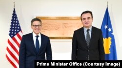 Специјалниот советник на американскиот Стејт департмент, Дерек Шоле и премиерот на Косово, Албин Курти