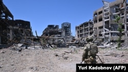 Російський військовий в розбомбленому окупованому Маріуполі, червень 2022 року