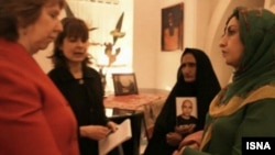  گوهر عشقی نفر دوم از چپ