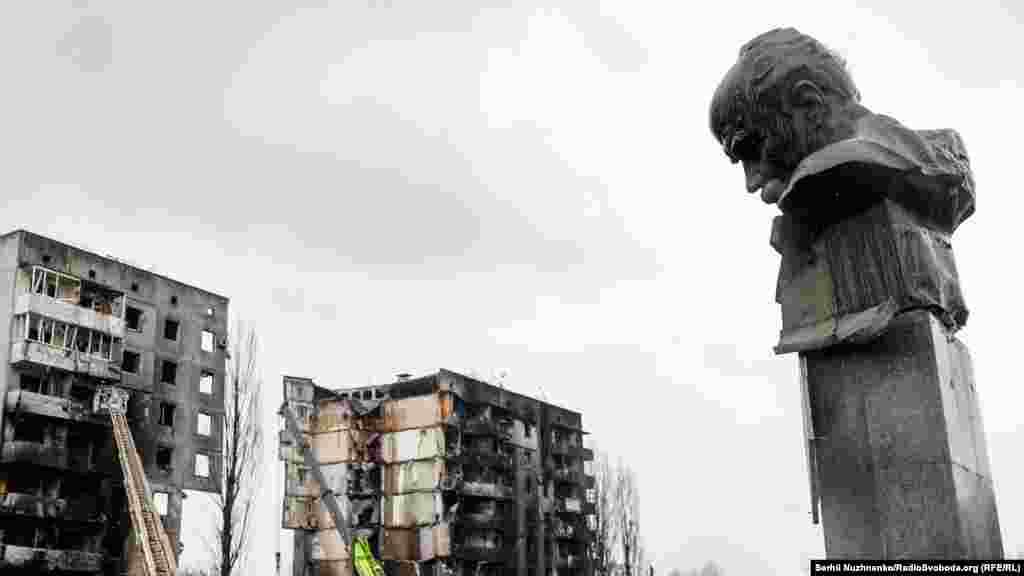 «Свою Україну любіть, Любіть її... Во время люте, В останню тяжкую минуту За неї Господа моліть!» – Тарас Шевченко Ці слова викарбувані на постаменті простріленого пам’ятника Тарасові Шевченку в центрі Бородянки, Київська область, Україна