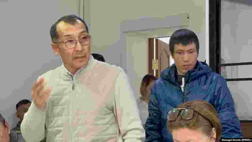Обвиняемый Дархан Ками (справа) и его адвокат Канат Турганбаев (слева) 