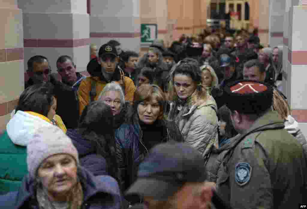 Locuitori din Herson într-o gară din Crimeea, așteptând să fie transportați în Rusia, pe 20 octombrie. Kirilo Budanov, un oficial al serviciilor de informații militare ucrainene, spune că este posibil ca ostentativa evacuare a locuitorilor din Herson să fie o modalitate de a atrage Ucraina într-o bătălie urbană sângeroasă. 