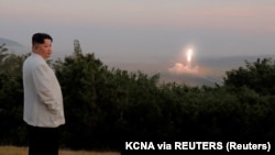 Coreea de Nord provoacă din nou guvernul de la Seul și pe aliații săi. În fotografie: dictatorul Kim Jong Un supervizează lansarea unei rachete.