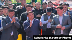 Кыргыз бажысынын төрагасынын мурдагы орун басары Райымбек Матраимов бийлик өкүлдөрү менен Кара-Суудагы мелдеште, 1-май, 2019-жыл