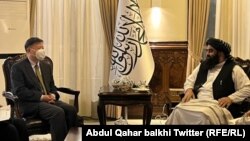 د عکس ښي لور ته د طالبانو د بهرنیو چارو سرپرست وزیر امیرخان متقي او چپ لور ته د چین سفیر وانګ یو
