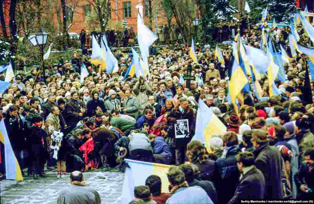 А от громадському діячеві Володимирові Шовкошитному, одному зі співорганізаторів перепоховання Стуса, Литвина та Тихого, тоді говорити не дуже хотілося. «На велелюдному жалобному мітингу на Байковому кладовищі промовляли колишні соратники героїв, я не говорив, розумів: починається політика. Не дуже й хотів говорити… Відчував, що й сам Стус переходить у нову якість – він стає символом незламності українського духу, взірцем жертовного служіння нації, Батьківщині та власному сумлінню. Промовці запалювали серця – чи то людські, чи то свої, – а люди стояли над могилами, в які зараз мали опустити три труни, і кожен думав про своє», – пригадував він