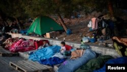 Migranți după incendierea taberei de la Moria