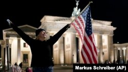 Berlin, în apropierea ambasadei Statelor Unite, după ce a democratul Joe Biden a fost dat câștigător de televiziunile naționale americane.