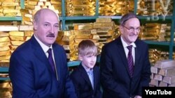 Аляксандар Лукашэнка з сынам Мікалаем і тагачасным кіраўніком Нацбанку Пятром Пракаповічам на фоне залатога запасу Беларусі (архіўнае фота)