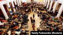 Demonstranti se odmaraju u gradskoj vijećnici u Kijevu, 5. decembra.