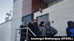 Родственники этнических казахов, заключённых в тюрьмах в Синьцзяне, требуют встречи с представителями посольства Китая в Астане. 18 января 2023 года