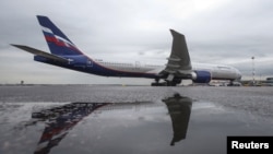 Boeing 777-300ER Шереметьево аэропортунда. Архив