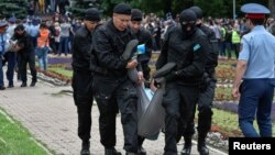 Арнайы жасақ Астана алаңында наразылыққа шыққан тұрғынды ұстаған сәт. Алматы, 9 маусым 2019 жыл.