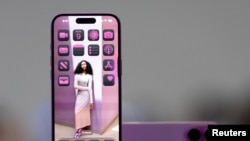Noul iPhone expus la Steve Jobs Theater, în California, la 9 septembrie 2024.