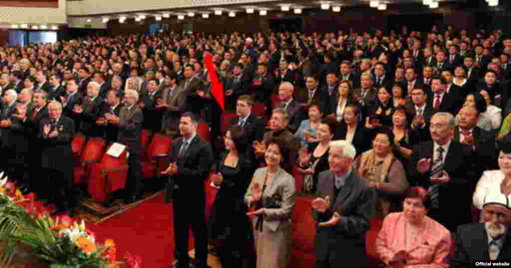 Qırğızıstan: Prezident Almazbek Atambayevin qızı Alia atasının andiçmə mərasimində.