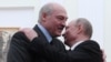 Президент Росії Володимир Путін (праворуч) вітає Олександра Лукашенка під час зустрічі в Кремлі, в Москві, 29 грудня 2018 року