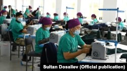 Работники швейного предприятия в Кыргызстане. Архивное фото. 