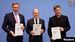 Semnarea acordului de guvernare între liberali, social-democrați și ecologiști: liberalul Christian Lindner, social-democratul Olaf Scholz, și ecologistul Robert Habeck, viitorul ministru al Economiei și Mediului, Berlin, 7 decembrie 2021.
