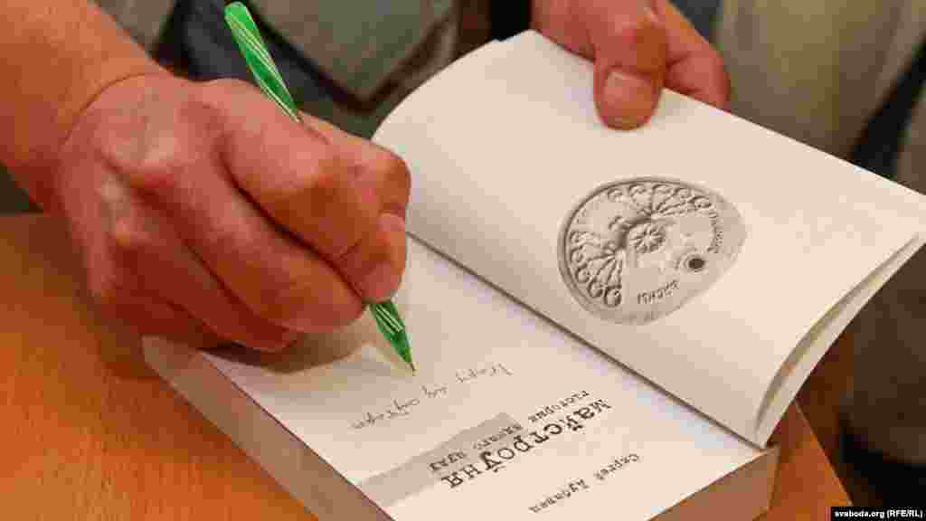 Сяргей Дубавец падпісвае кнігі.