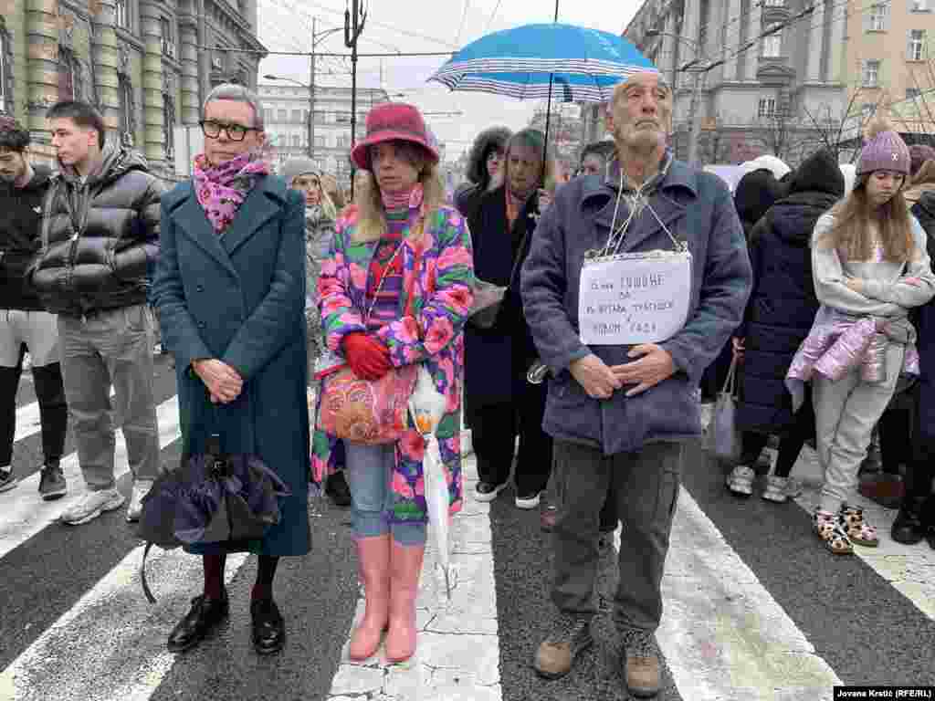 Protestatarii au ținut 15 minute de reculegere în memoria fiecărei persoane decedate la gara ce tocmai fusese modernizată.