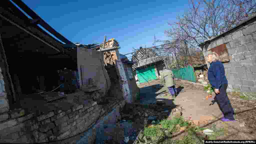 Мешканці показують розбитий артилерією будинок. Переважна більшість населення Гранітного – це греки, які кілька сотень років тому заснували його. Так тут проживає чимало кримських татар, які почали повертатися до України із депортації