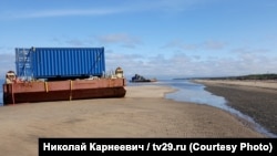 Пострадали по времето на взрива в Ньонокс понтони са довлечени до брега. 