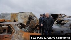 Procurorul Curții Penale Internaționale, Karim Khan, la Bucea, regiunea Kiev, 2022 aprilie. Aici sunt depozitate mașinile distruse de armata rusă