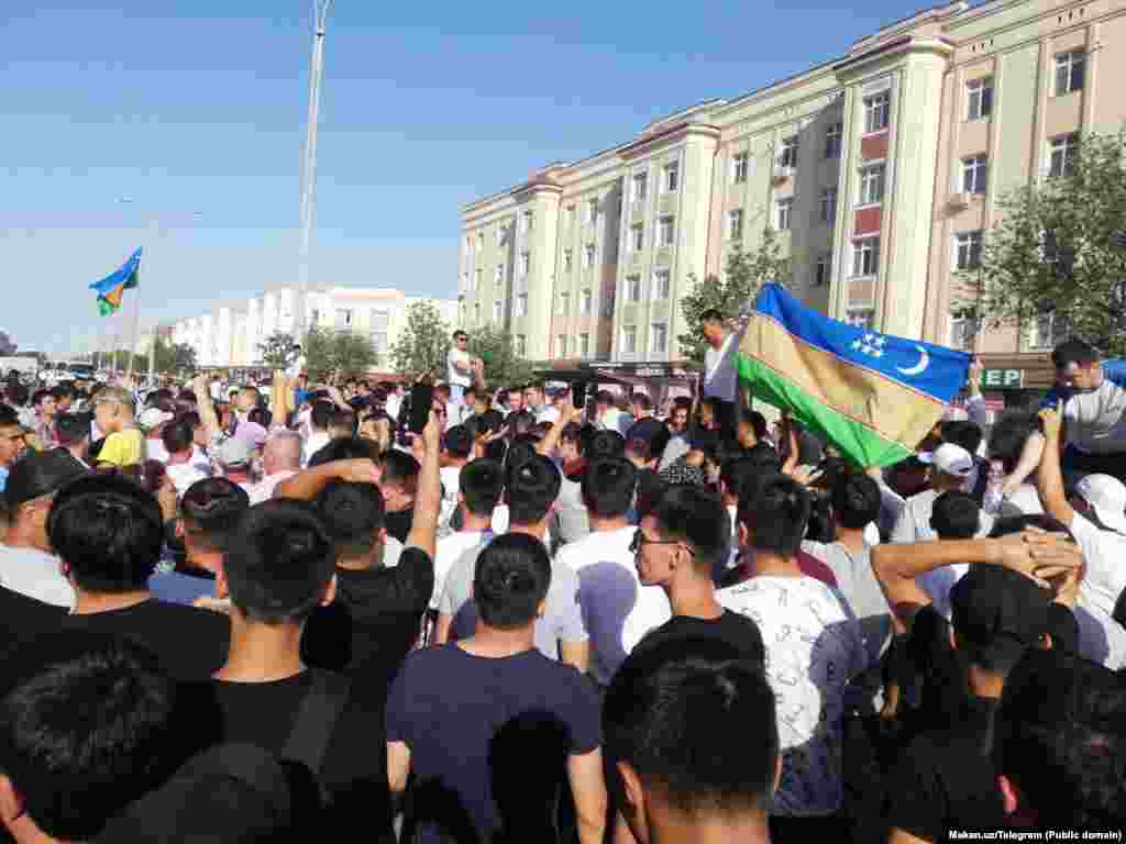 Қарақалпақстан жұрты наразылыққа шыққан сәт. 1 шілде 2022 жыл. 1990 жылы 14 желтоқсанда Өзбек ССР құрамындағы Қарақалпақ автономды республикасының парламенті толық тәуелсіздік алу жөнінде декларация қабылдаған. Алайда 1993 жылы Өзбекстан мен Қарақалпақстан келісімге қол қойып, Қарақалпақстан 20 жыл Өзбекстан құрамында болады деп келіскен. Келісімде Қарақалпақстан Өзбекстан құрамынан референдум арқылы шығу құқығы қарастырылған еді. 2013 жылы бұл келісімнің уақыты біткен, ал уәде қағаз күйінде қалды. 