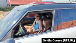 Nastja (plan îndepărtat) a venit doar pentru câteva zile în România, după care va reveni în Odessa. Katja (la volan) este în București încă din martie și a făcut doar un scurt periplu acasă.