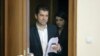 Премиерът в оставка Кирил Петков и началникът на кабинета му Лена Бориславова влизат в залата, където се провежда редовното заседание на Министерския съвет. 