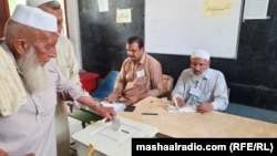 سوات کې یو کس د صوبايي اسمبلۍ څوکۍ لپاره د رایې اچونې پر مهال - د جون ۲۶مې انځور. 