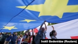 Učesnici masovnih okupljanja u znak podrške EU članstvu Gruzije u Tbilisiju, 20. juna 2022.