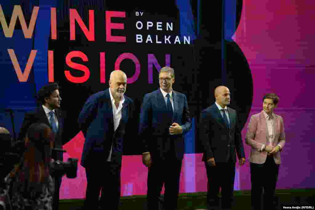 Саемот свечено го отворија претседателот на Србија, Александар Вучиќ (во средината), премиерот на Албанија, Еди Рама (лево) и премиерот на Северна Македонија, Димитар Ковачевски. Србија, Албанија и Северна Македонија се земјите кои ја започнаа иницијативата „Отворен Балкан“.