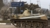 Тежка военна техника преминава през северната част на Кримския полуостров в ранните часове на 24 февруари