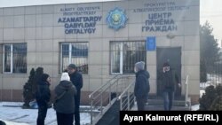 Родственники задержанных в связи с январскими событиями у здания прокуратуры Алматинской области. Талдыкорган, 3 февраля 2022 года