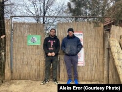 Дејан Гачиќ, сопственик на Засолништето за кучиња Вучјак, 95 километри јужно од Белград, и Урош Ранковиќ, работник во прифатилиштето. 2 декември 2021 година