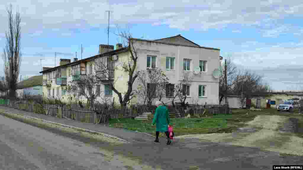 На Бульварній – центральній вулиці села – за радянських часів радгосп збудував двоповерхові будинки для робітників. Такі ж будинки є на вулиці Московській