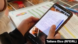 Elevii din R. Moldova nu vor mai putea folosi telefonul la ore începând cu luna decembrie