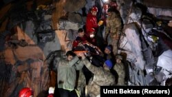 Џенет Сучу е спасен под урнатините на болницата во Искендерун, Турција, 6 февруари 2023 година.