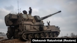Українські військовослужбовці готують польську САУ «Краб» до ведення вогню по позиціях армії РФ на передовій у Донецькій області, 17 січня 2023 року