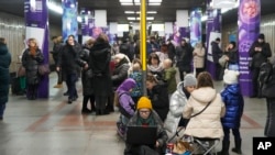 Украин шаарларынын биринин метросунда башкалкалаган тургундар. 