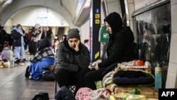 При цьому підземні станції продовжують цілодобово приймати людей як укриття