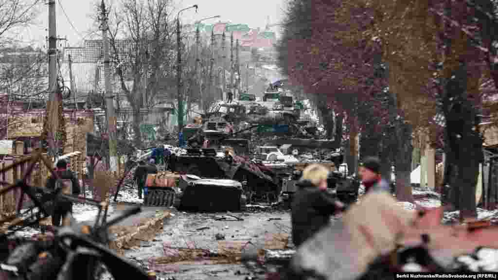 Уништените руски оклопници прекрија улица во градот Буча во близина на Киев на 1 март 2022 година. Руските сили не успеаја да го опколат или заземат главниот град и на крајот се повлекоа од регионот.