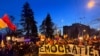 Протестувальники несли плакати з написами «Демократія», «Свобода» і «Поверніть нам другий тур»