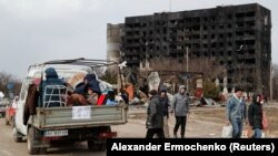 Луѓето се обидуваат да го напуштат опколениот јужен пристанишен град Мариупол, Украина, 17 март 2022 година.